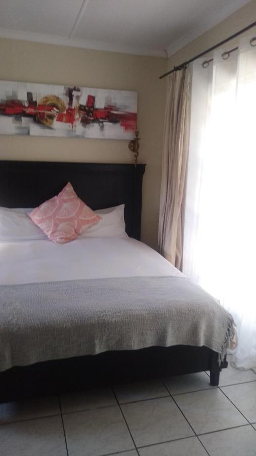 Self-Catering 1Bedr Cottage In Sandton With Free Wifi Joanesburgo Exterior foto