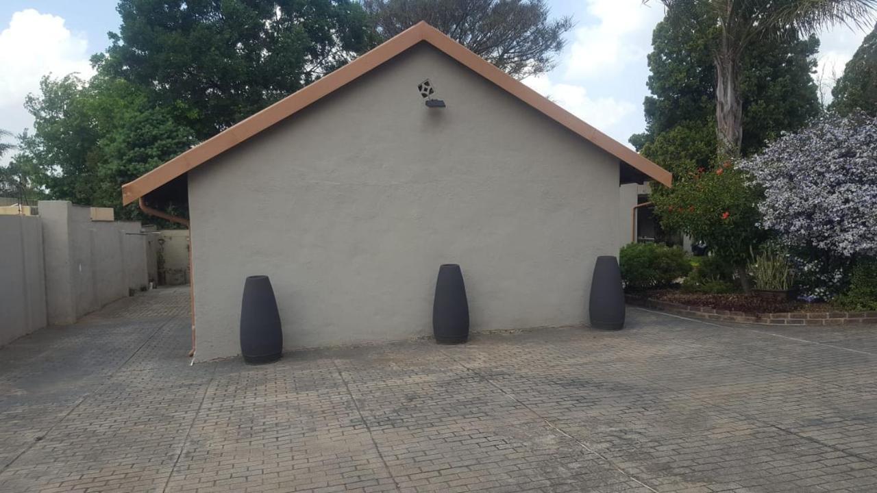 Self-Catering 1Bedr Cottage In Sandton With Free Wifi Joanesburgo Exterior foto