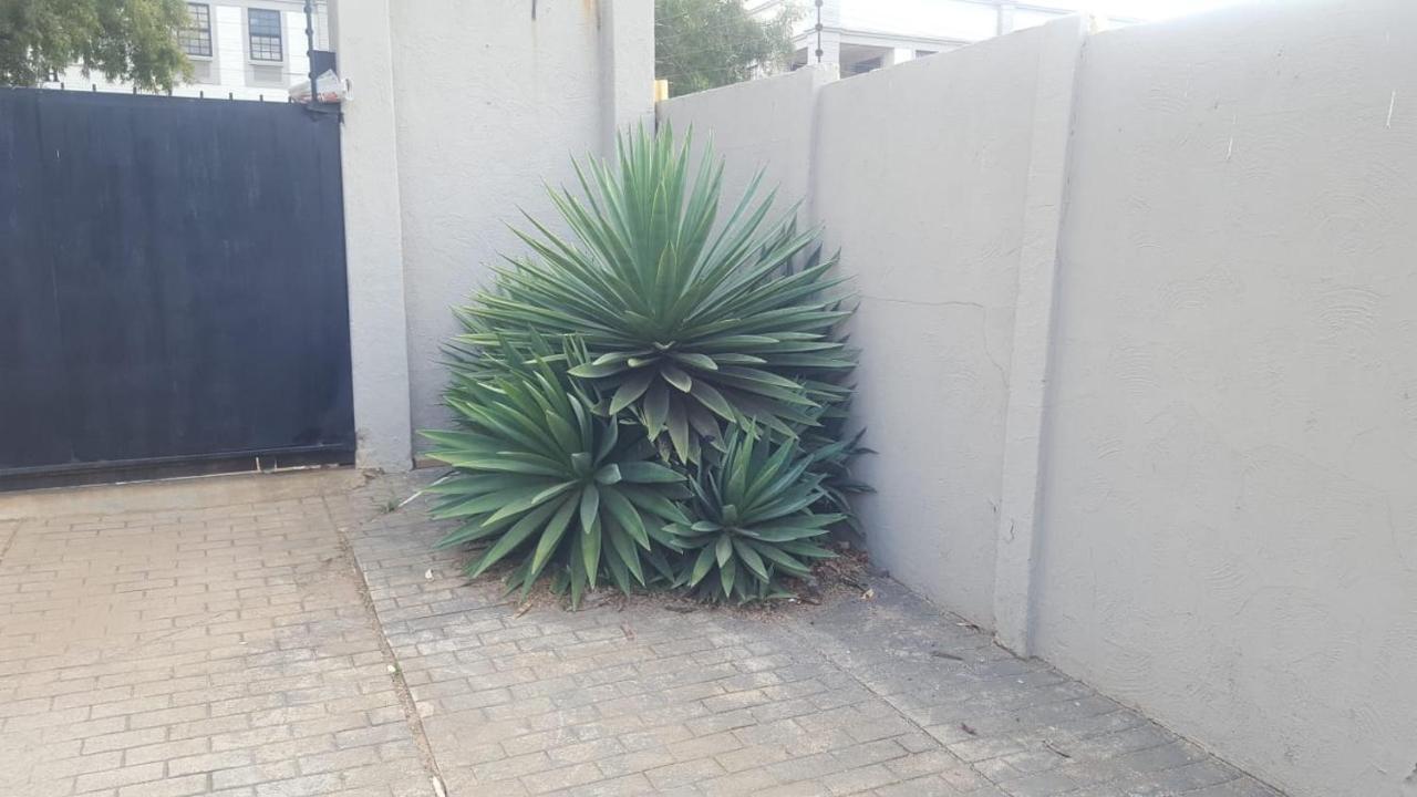 Self-Catering 1Bedr Cottage In Sandton With Free Wifi Joanesburgo Exterior foto